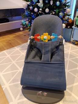 Lehátko Babybjorn s hračkou - 2