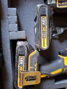 Dewalt rázova utahovačka, skrutkovač, baterky a nabíjačka - 2
