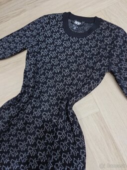 DKNY cierno strieborne monogram logovane zimne saty - 2