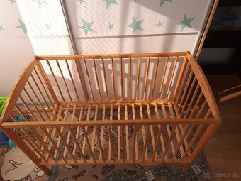 Predám detskú masívnu postieľku s matracom - 2