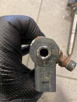 Vstrekovač 04L130277AC - 2