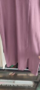 Priliehavé fialové šaty Xs-34 - 2