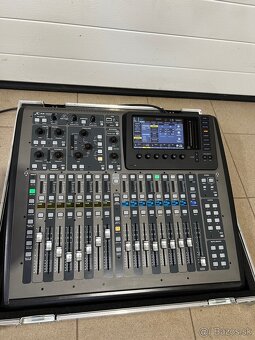Behringer x32 compact + case - 2