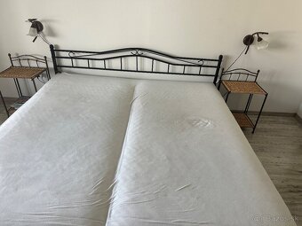 Postel s matracmi, nocné stolíky, lampy - 2