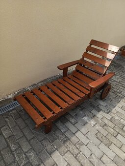 Predám záhradné polohovateľné ležadlo z masívneho dreva - 2