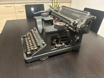 Pisací stroj Olivetti M40 z roku 1930 - 2