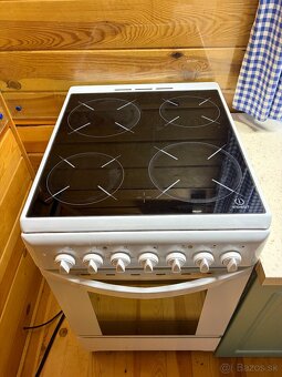 Elektrický sporák INDESIT 220V - 2