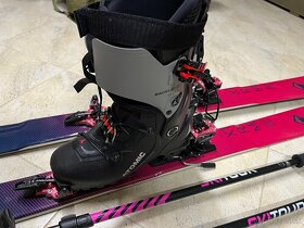 Celá výstroj lyže, pásy, palice a lyžiarky - 2