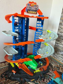 Hot wheels draha plus garáž a veľa autíčok - 2