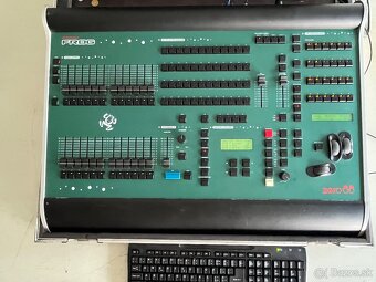 ZERO 88 MAMBO FROG sveteľný pult mixpult DMX + 27" monitor - 2
