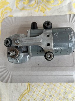 Motor stieračov na S1000 - 2