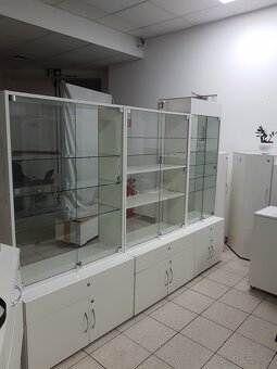 Sklenené vitríny do obchodu - 2