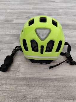 Svietiaca cyklistická prilba - 2