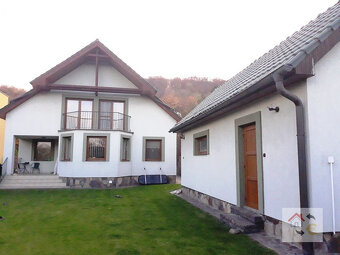 Rodinný dom v tichej lokalite s bazénom, garážou, kompletne - 2