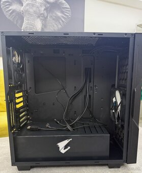 Pc skrinka Gigabyte AORUS - 2