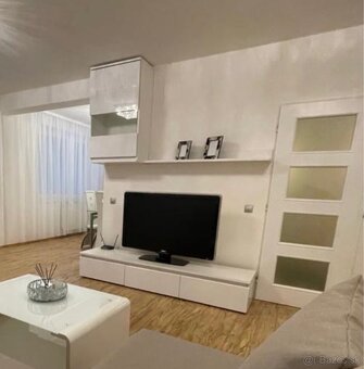 OBYVACKOVA STENA + STÔL - 2