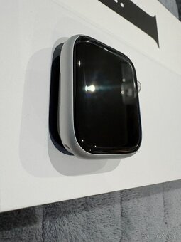 Apple Watch 8, 45mm, strieborné - 2