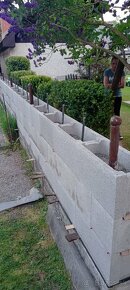 Betónové ploty, pokládka zamkovej dlažby +obrubníky - 2