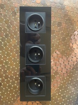 Zásuvka trojitá sklenená čierna - 2