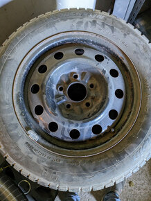 Plechové disky R15 - 5x114,3 so zimnými pneu + puklice - 2