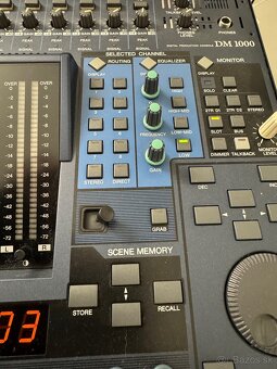 YAMAHA DM 1000 + meter bridge - 2