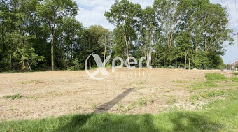 TRI slnečné, susediace stavebné pozemky do 10km od mesta Veľ - 2