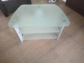 Stolík pod televízor - 2