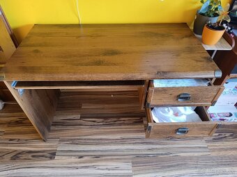 Postele, stolík a skriňa - 2