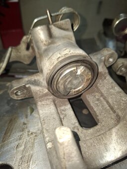 Zadné brzdové strmene passat b5.5 - 2