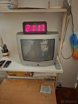 14 palovy CRT televízor - 2