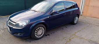 Opel Astra 2011 benzín - 2