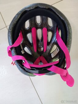 Dievčenská prilba nosená bicykel - 2