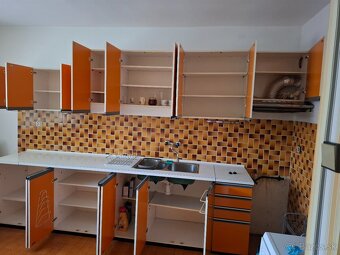 Kuchynská linka v zachovalom stave - 2