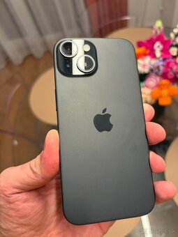 Predám čierny iPhone 15 256 GB - 2