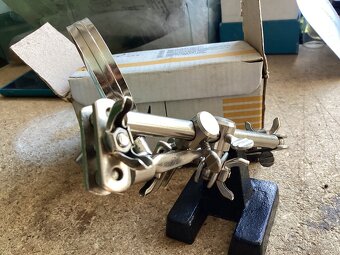 Tretia ruka s lupou - 2