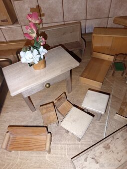 Starý nábytok pre bábiky. - 2