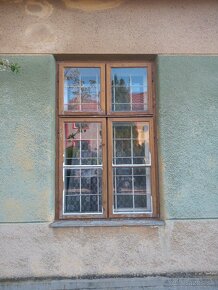 Staré okná s mrežami - 2