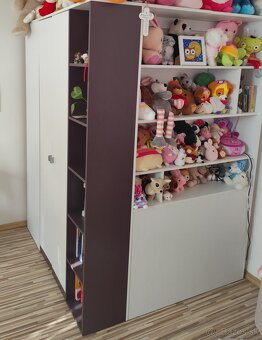 Rohová skriňa . - 2