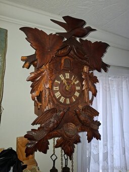 Predám funkčné starožitné kukučkové hodiny drevorezba 50cm x - 2