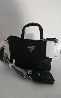 Čierna kabelka Guess - 2
