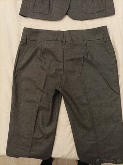 Šedí, lesklý dámsky kostým - 2