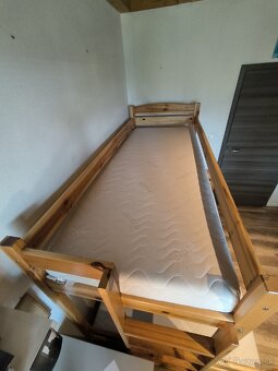 Predám poschodovú posteľ pre 3 osoby. - 2