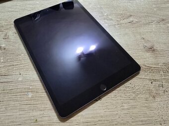 Ipad 7 128gb plnefunkcny v super stave ma len velmi jemne zn - 2