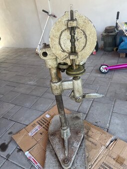 Stroj na zatváranie plechoviek - 2