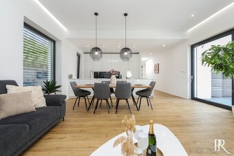 PREDAJ NÁDHERNÝ PRIESTRANNÝ RD S BAZÉNOM - 2