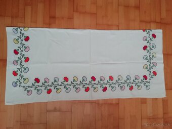 RETRO OBRUS VYŠÍVANÝ - 2