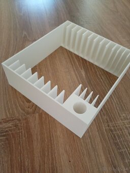 Stojan na Albi knihy a pero - 2