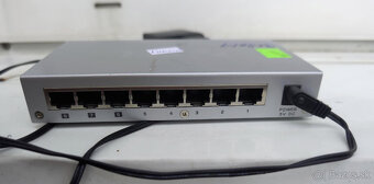 predám 100mbit Zyxel ES-108A switch - 2