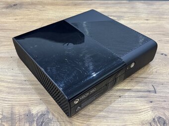 Samostatná herná konzola XBOX 360E 4GB na opravu / diely - 2