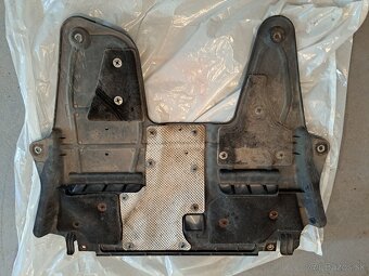 Abarth 595 - kryt pod motor - 2